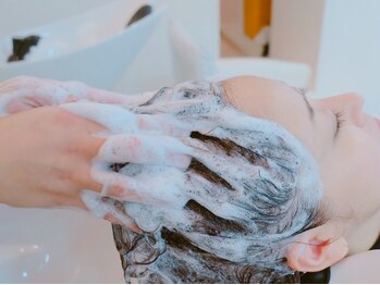 フーガ ニューヨーク 赤坂店(WHO-GA N.Y.)の写真/しっかり頭皮をもみほぐすから満足度が高い！自宅では除去しきれない頭皮の毛穴汚れも解消。[赤坂]