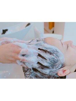 しっかり頭皮をもみほぐすから満足度が高い！自宅では除去しきれない頭皮の毛穴汚れも解消。[赤坂]