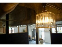 ナウラ バイ ボクノ 本厚木(Naura by bokuno)の雰囲気（シャンプーブースは暗めの照明でリラックス空間に。）