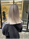 秋のトレンドエアタッチバレイヤージュとホワイトブロンドのボブ