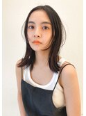 シンプルな艶ロブヘア