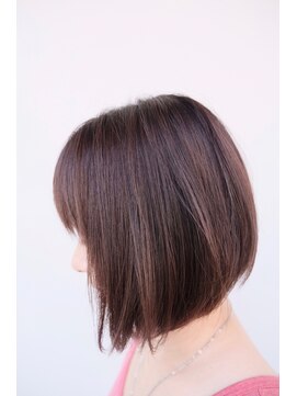 ピントヘアーワークスソウコ(PINT HAIR WORKS SOKO) ラベンダー グレージュ 前下がりボブ