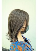 ハイライトで立体感を演出♪外ハネ切りっぱなしボブ