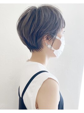 アンド ストーリーズ(&STORIES) 大人可愛い前髪ありのひし形マッシュショートパーマ30代40代