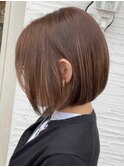 くびレイヤーエモージュ斜めバング小顔似合わせカットボブ