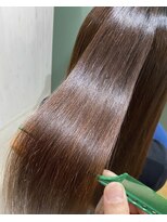 ツムグ(tumugu) トステア配合の質感再生カラーでうねりを抑える上品ロング