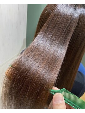 ツムグ(tumugu) トステア配合の質感再生カラーでうねりを抑える上品ロング