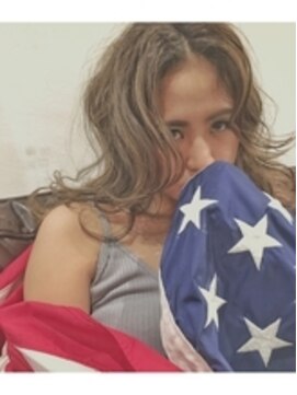 トロニー(TLONY) ラフなスタイリングでもこなれ感バツグン。ハイライトカラー。