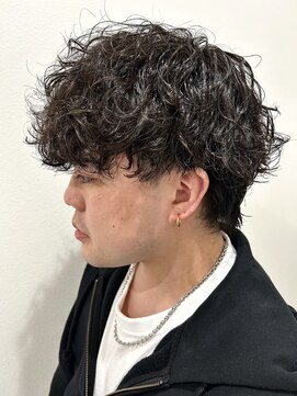 ヒュイル バイ ニアウ(Hwyl by Niau) メンズマッシュパーマ波巻スパイラルパーマニュアンスパーマ眉毛