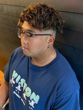 ディスイズバーバーセカンド(THIS IS BARBER 2nd) ツイストパーマ スキンフェード グラデーション ハイライト