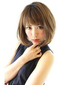大人可愛いニュアンスボブ　耳かけも可愛く決まる