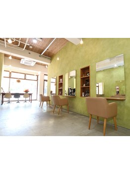 スタイリスト2名！広々とした空間と落ち着いた雰囲気の店内でゆっくりとした癒しの時間を！