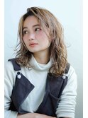 白髪ぼかしハイライトの外人風かき上げバング
