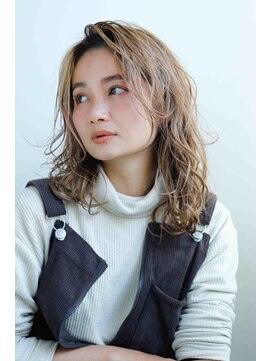 モコ(MOCO) 白髪ぼかしハイライトの外人風かき上げバング