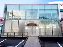 AGATA hair 西風新都店の雰囲気(店舗外観。店舗周辺に駐車場完備。店舗管理の予備の駐車場も可。)