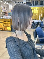ヒビヲ 天神警固(HIBIO) ショートボブ切りっぱなしボブタッセルボブブリーチダブルカラー