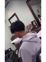 ケーエムシーセントラルルーツ(KMC Central Roots) スキンフェード、アップバング