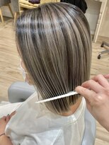 ボネッカ 鶴見(BONECCA)&nbsp;ホワイトベージュカラー【上岡茉央】