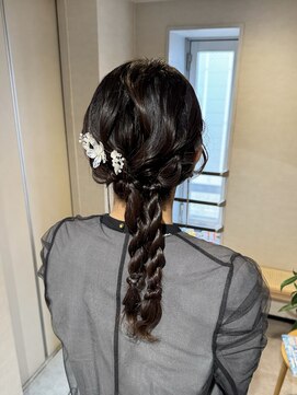 ユヌ(Une) 結婚式参列お呼ばれヘアセットツイン編み下ろしヘアアレンジ
