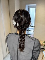 ユヌ(Une) 結婚式参列お呼ばれヘアセットツイン編み下ろしヘアアレンジ