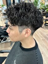 ウェイビーエフティフィフス 横浜西口(WAVEY ft.fifth)&nbsp;波巻きパーマセンターパートツイストパーマメンズマッシュパーマ
