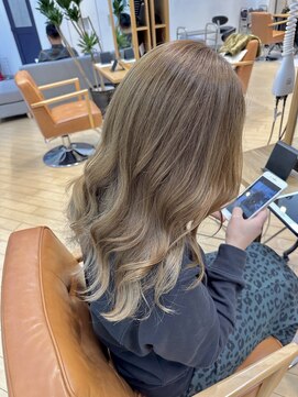 ユニ バイ マグ 長野店(Uni.by Mag) 20代30代40代大人インナーカラーミルクティーくびれミディアム