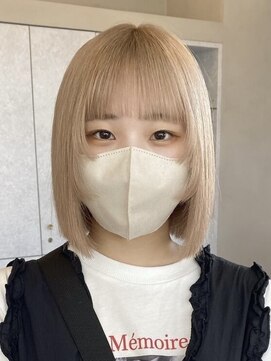 アム(am) グレージュ切りっぱなしボブ前髪ありミニボブミルクティベージュ