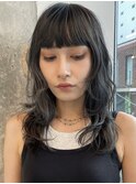 アッシュグレー　ロングレイヤー　ぱっつん前髪　重めバング