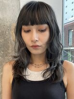 ランド(LAND)&nbsp;アッシュグレー　ロングレイヤー　ぱっつん前髪　重めバング