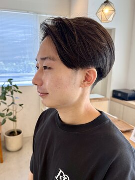 ジジ 宇都宮(Gigi) ブルーブラック/フェザーパーマ/刈り上げセンターパート/鶴田