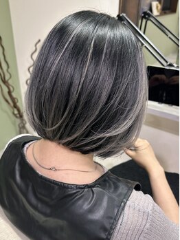 透明感と立体感のデザインカラーで、周りと差がつく―。トレンドの外国人風カラーもお任せ！[真岡/abbzi]