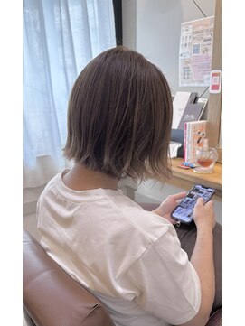 琥珀 外はねボブ×白髪ぼかしハイライト