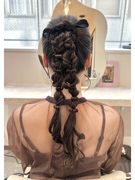 ミラ(Mila) 高め編み下ろしツイン＊結婚式お呼ばれヘア リボン