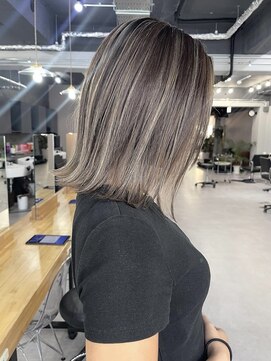 レブ ヘアーサロン(Reb, HairSalon) ハイライト白髪ぼかし切りっぱなしボブブリーチ30代ボブ40代
