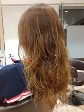 パーマで毎日のスタイリングが簡単・おしゃれに！髪に立体感や自然な動きをプラス◎