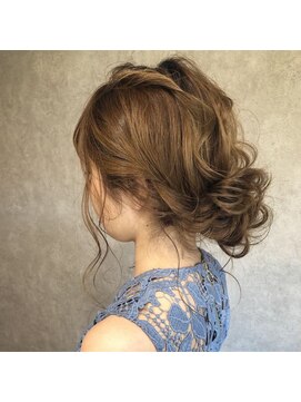 バース プレイス(BIRTH PLACE) ふんわりかわいいローシニヨン☆