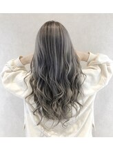 バレイヤージュ＋グラデーションの組み合わせでより一層の立体感を演出☆