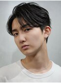 大人の抜け感を演出する、今トレンドのフェザーパーマ