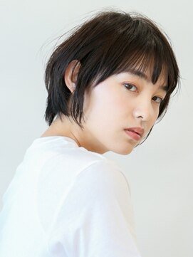 ムルチュラカメアリ(muruchura KAMEARI) オリーブカラーカーキの小顔ショートボブ3 田原佐知子