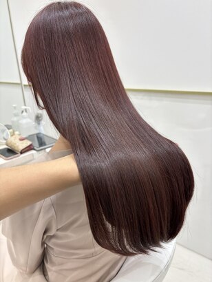 分厚いブロンドのハイライトが付いたチョコレートブラウンの髪