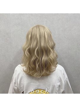フーチー クーチー アマティー 豊中店(FUCHI KUCHI amati) @fuchi_kuchi.okada［豊中,髪質改善/ホワイトブロンド/波巻き］