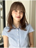 動きのあるミディアムレイヤーと赤みを消したベージュカラー