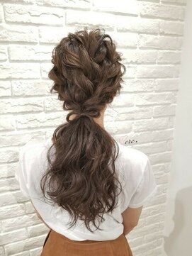 メルク(merc.) ポニーテール風アレンジ