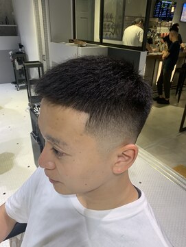 フランクスバーバーザスタンド(Frank’s barber the stand) スペインカール/スパイキーショート/フェザーパーマ/飯田橋F