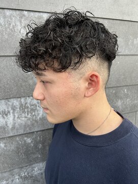 ヒュイル バイ ニアウ(Hwyl by Niau) メンズマッシュパーマスパイラルパーマスペインカールフェード