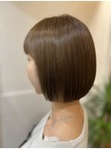ベージュ×ぱつっとボブ