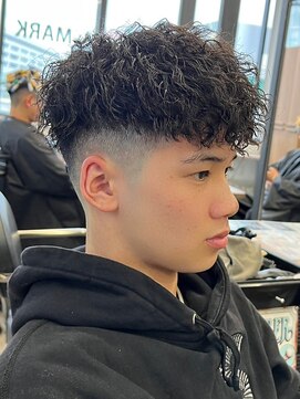 エルマーク 梅田(L-MARK) スパイラルパーマツイストパーマアップバング短髪メッシュ