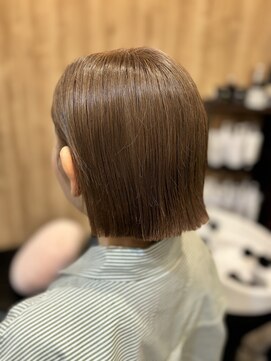 バドゥ(bud) ぱつっとボブ×チェスナットベージュ