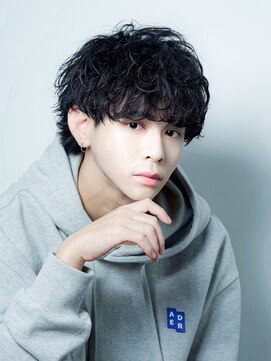 アルファ 新宿(alpha) フェザーパーマ/ブルーブラック/刈り上げセンターパート[新宿]