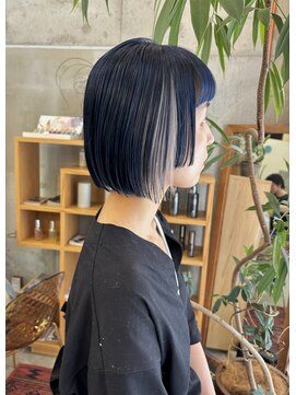 ノイ(noii) インナーカラー/切りっぱなしボブ/姫カット/ネイビーカラー